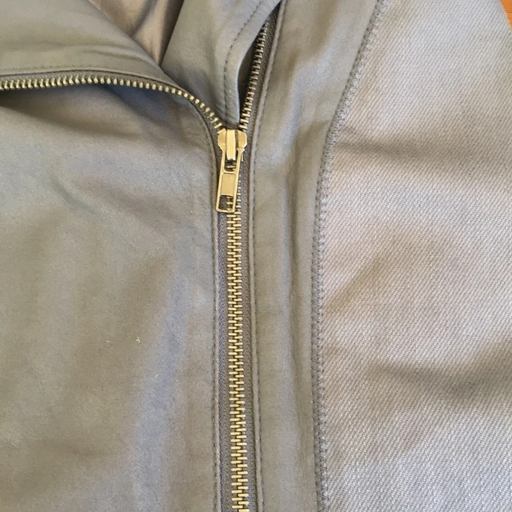 BB Dakota vest. Size Medium. Leather Trim